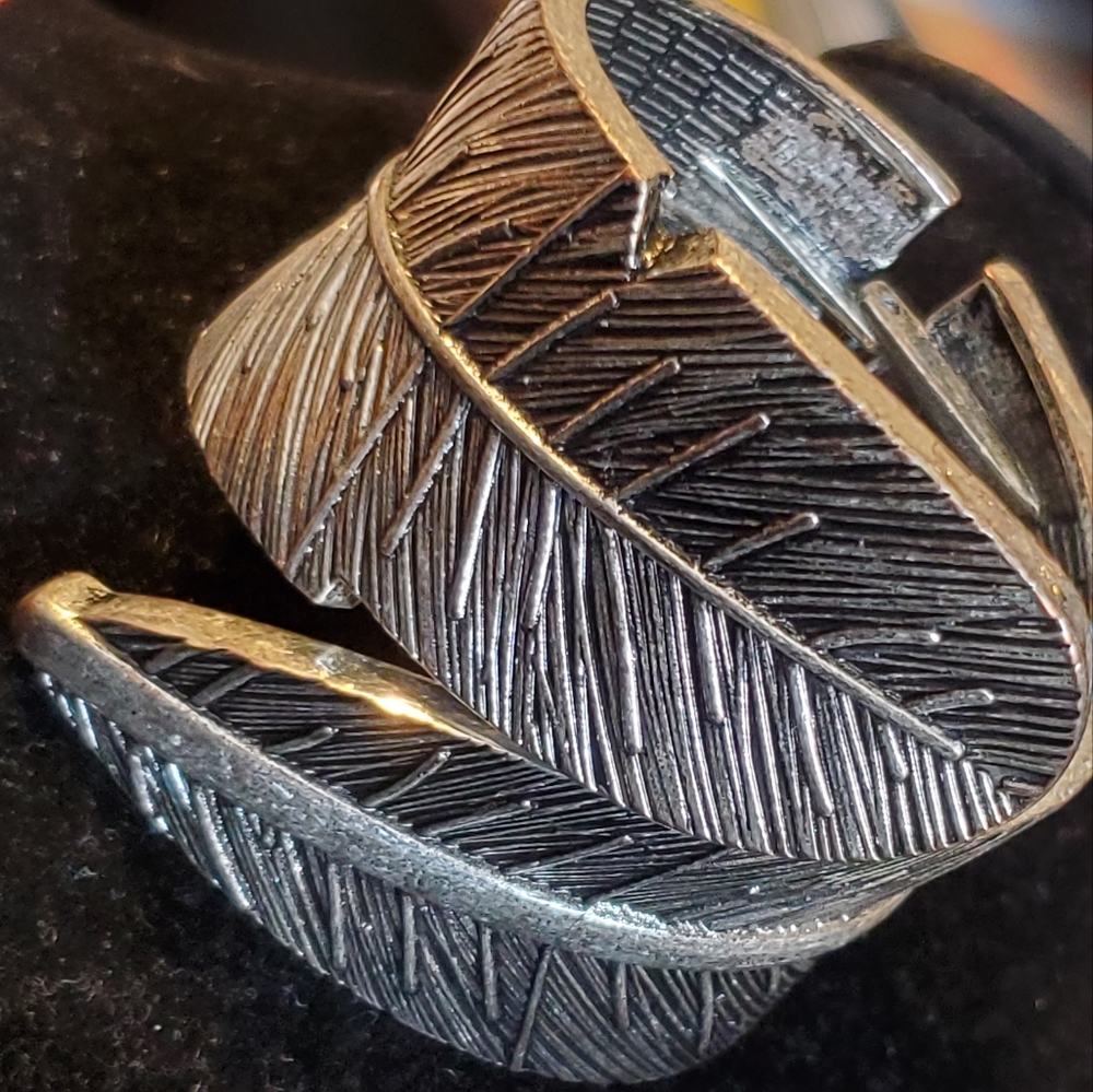 Silvertone wrap around feather hinged bangle bracelet
